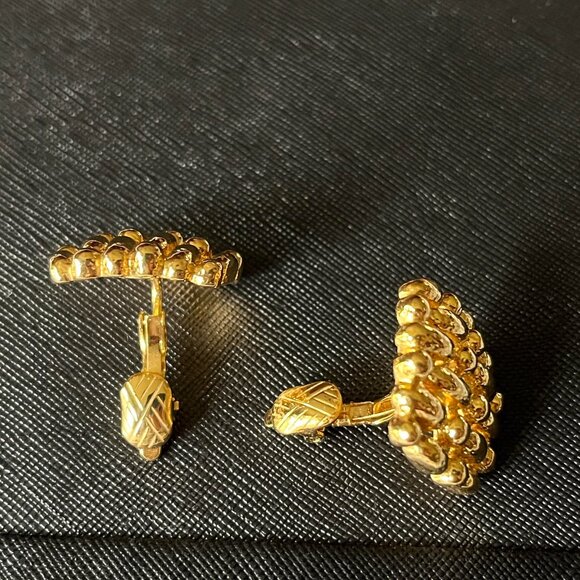 Vintage Trifari Golden Tone Clip On Earrings Marked VTG Square Quilted - Picture 3 of 12